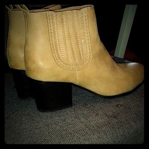 Tan (EST. 1946) zip- up boots